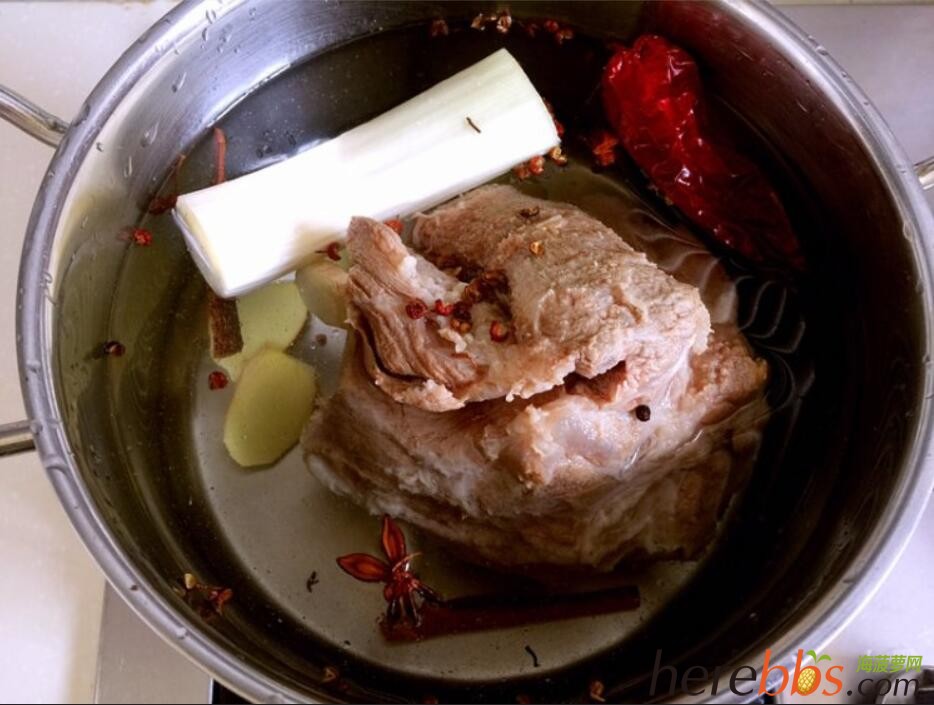 梅花肉，11元1斤，切成一两大的块，回来煮沸去沫加一带纸包炖肉调料两片姜适当的盐其.jpg