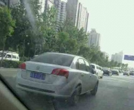 这是后脑勺长眼睛了吗？开车都不带打后视镜的