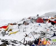 9名希腊登山者财物被向导洗劫一空 提前下山躲过雪崩