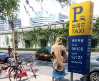 菇凉，您这是潮爆了 也冷到家了 潮人狂风中的街拍
