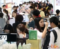 中国游客十一血拼 挤满韩国免税店