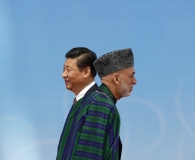 阿富汗总统卡尔扎伊参加亚信峰会与习总握手之后交叉而过的重叠照片