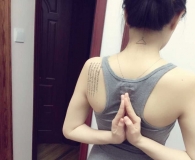 多多发起的反手夹手机接力~