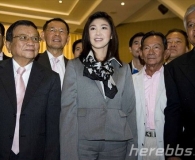 一个美女，n个老猥琐男众星捧月