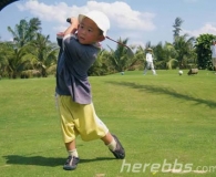 自古英雄出少年！！！这孩子这高尔夫打法是音乐老师教的吧